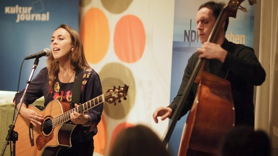 Mara Simpson an der Gitarre mit ihrem Bandkollegen am Bass. © Stefan Albrecht 