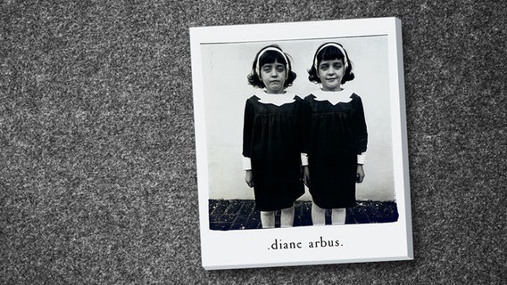 Doon Arbus: Diane Arbus. Die Monographie (Buchcover) © The Estate of Diane Arbus / courtesy Schirmer/Mosel 