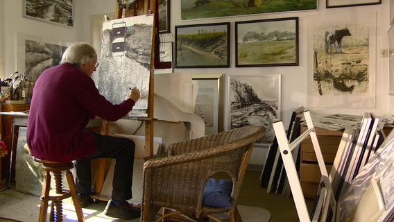 Dieter Staacken beim Malen in seinem Atelier © NDR Foto: Screenshot