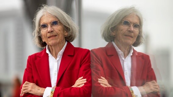 Donna Leon lehnt an einer Glasscheibe © picture alliance/dpa | Sebastian Gollnow Foto: Sebastian Gollnow