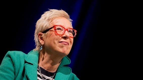 Eine Frau mit kurzen blonden Haaren und roter Brille schaut leicht nach oben. © picture alliance/dpa Foto: Rolf Vennenbernd