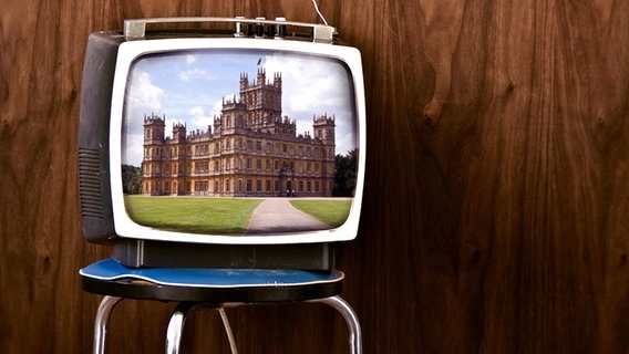 Ein alter Fernseher zeigt auf der Mattscheibe ein Schloss (Bildmontage) © Fotolia, picture alliance Foto: p!xel 66, James Emmerson