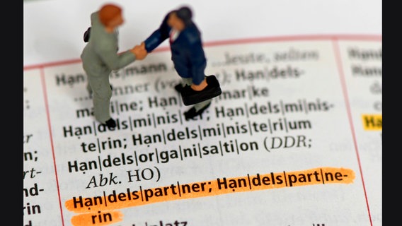 Ein Dudeneintrag definiert die Worte Handelspartner und Handelspartnerin © imago images/MiS 