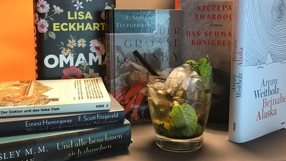 Der Büchertisch mit den besprochenen Büchern aus dem Podcast "eat.READ.sleep" Folge 8 © NDR Foto: Katharina Mahrenholtz