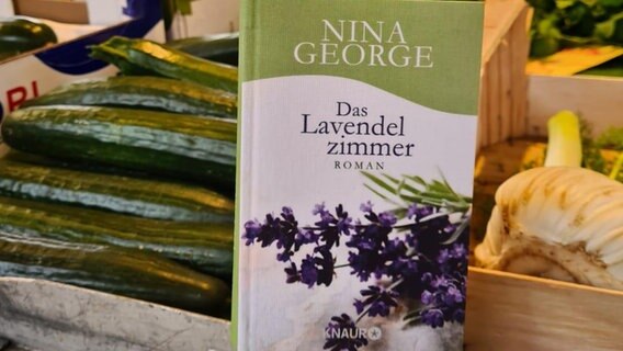 Nina Georges Buch "Das Lavendelzimmer" vor frischem Gemüse - Eat Read Sleep Folge 21 © NDR 