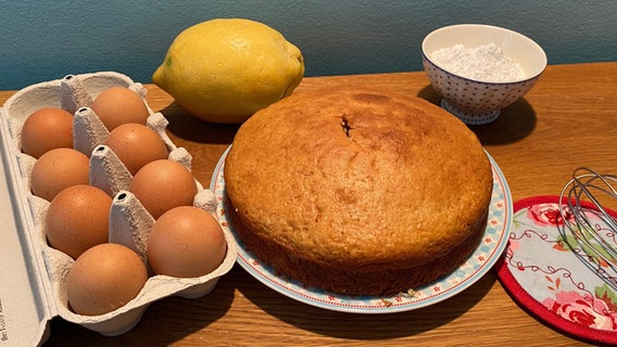 Anke-Kuchen neben den Zutaten für das Backen dieses Kuchens - Bild zum Podcast eat READ sleep  Folge 29 © NDR Foto: Jan Ehler