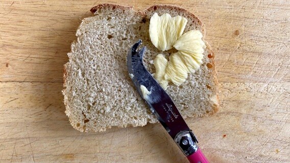 Elizabeth Acevedos Buch "Soul Food" neben einer Scheibe Brot mit Butter und einem Messer © NDR Foto: Katharina Mahrenholtz