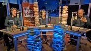Die Hosts von eat.READ.sleep in ihrer ersten Videofolge, Folge 35 mit Geburtstagstorte im Sendestudio des NDR Literaturpodcasts © NDR 