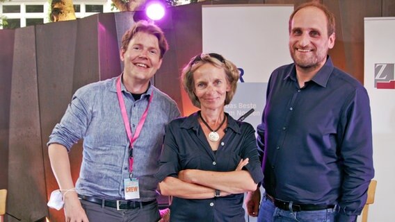 Die drei Hosts des NDR Podcasts eat.READ.sleep: Jan Ehlert (v. l.), Katharina Mahrenholtz und Daniel Kaiser © NDR Foto: Patricia Batlle