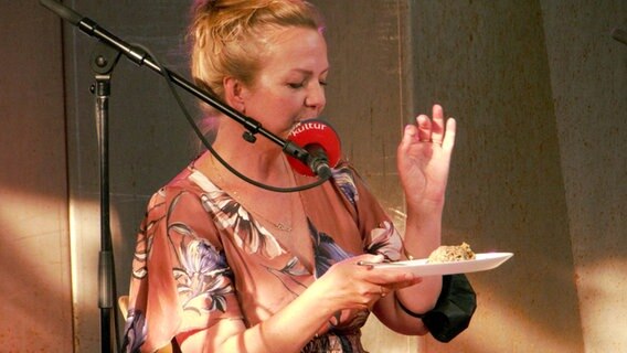 Die Hamburger Schriftstellerin Simone Buchholz zu Gast beim Podcast eat.READ.sleep  beim Kultursommer auf Kampnagel © NDR Foto: Jennifer Philipp