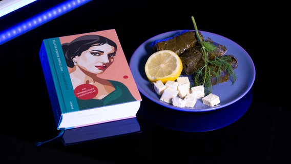 Ein Roman mit Maria Callas auf dem Cover, daneben ein Teller mit Weinblättern und Käse - Folge 40 des Podcasts eat.READ.sleep © NDR Foto: Franziska Kröger
