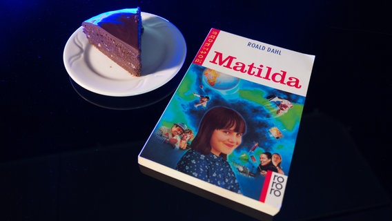 Das Buch "Matilda" von Roald Dahl neben Schokoladenkuchen - Folge 41 von eat.READ.sleep © NDR Foto: Claudius Hinzmann
