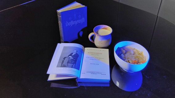 Ein Becher Tee und eine Schale voll Kohlsuppe neben Büchern - Folge 45 von eat.READ.sleep © NDR Foto: Tim Piotraschke