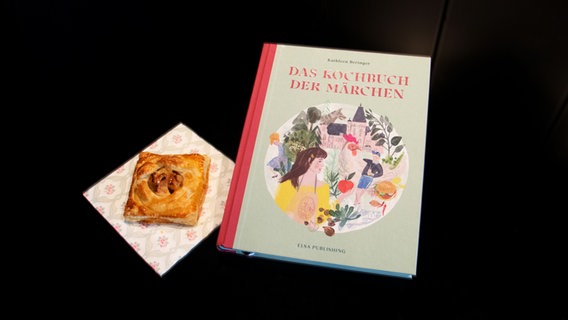Das Kochbuch der Märchen neben pfel im Schlafsack - Folge 48 von eat.READ.sleep © NDR Foto: Katharina Mahrenholtz