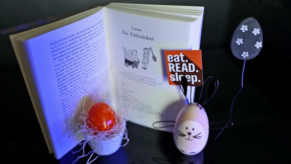 Ein Osterei neben einem Buch - Folge 59 von eat.READ.sleep © NDR Foto: Franziska Diekmann