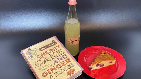 Eine Flasche Ginger Bier neben einem Teller - Folge 61 von eat.READ.sleep © NDR 