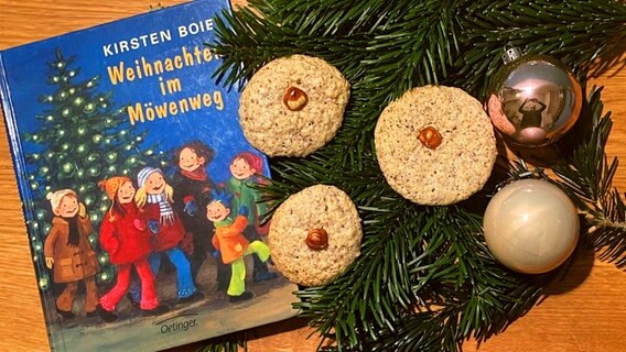 Ein Kinderbuch von Kirsten Boie neben Plätzchen   - Folge 77 von eat.READ.sleep - dem Literaturpodcast des NDR © NDR Foto: Katharina Mahrenholtz