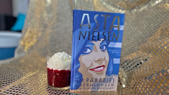 Ein Nachtisch neben einem Buch über den Stummfilmstar Asta Nielsen - Folge 85 von eat.READ.sleep © NDR Foto: Katharina Mahrenholtz