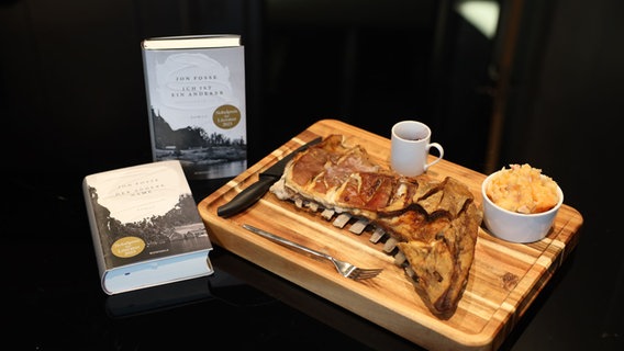 Ein Holztablett mit Speisen, einer Tasse Espresso und zwei Büchern von Jon Fosse - Folge 98 von eat.READ.sleep © NDR Foto: Ekateria Shurygina
