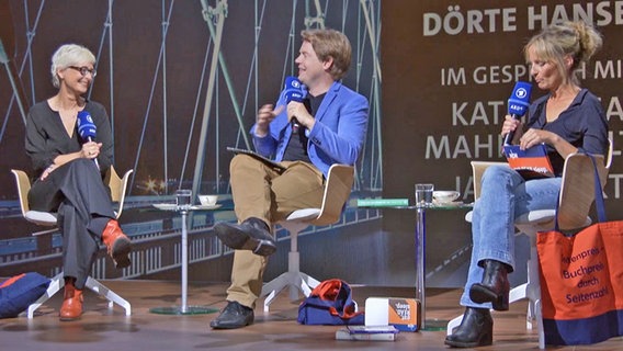 Die Hosts Katharina Mahrenholtz (links) und Jan Ehlert bei der Live-Session von eat.READ.sleep auf der Frankfurter Buchmesse mit Gast: der Autorin Dörte Hansen © NDR 
