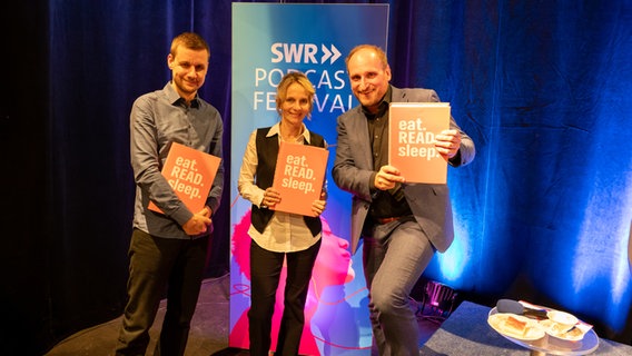 Der Autor Tobi Schlegl (links) mit Podcasthosts Katharina Mahrenholtz und Daniel Kaiser des Bücherpodcasts eat.READ.sleep. © NDR / Uwe Riehm Foto: Uwe Riehm