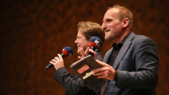 Daniel Kaiser (r.) mit Mikro und Jan Ehlert (l.) vom Bücherpodcast eat.READ.sleep. im kleinen Saal der Elbphilharmonie. © NDR Foto: Sebastian Fuchs