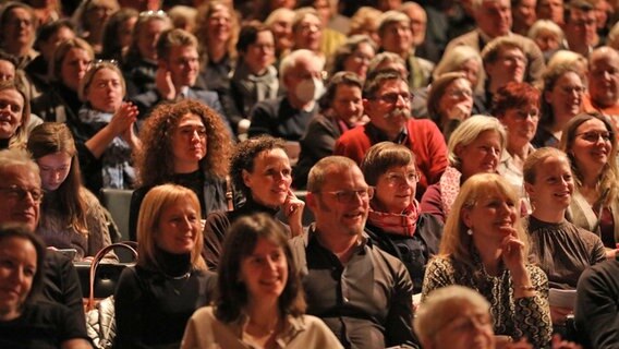 Der Bücherpodcast eat.READ.sleep. im Kleinen Saal der Elbphilharmonie: Blick ins Publikum. © NDR Foto: Sebastian Fuchs