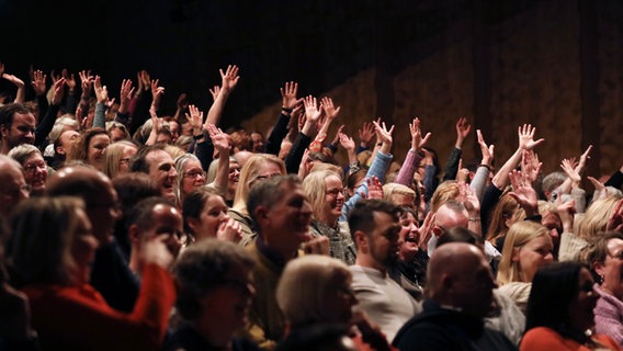 Der Bücherpodcast eat.READ.sleep. im Kleinen Saal der Elbphilharmonie: Blick ins Publikum - viele Zuschauerinnen und Zuschauer melden sich. © NDR Foto: Sebastian Fuchs