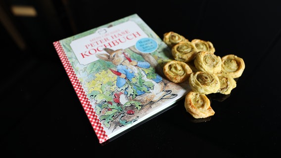 Ein Kinderbuch neben Blätterteigschnecken - Folgenfoto zu eat.READ.sleep Folge 88 © NDR Foto: Patricia Batlle