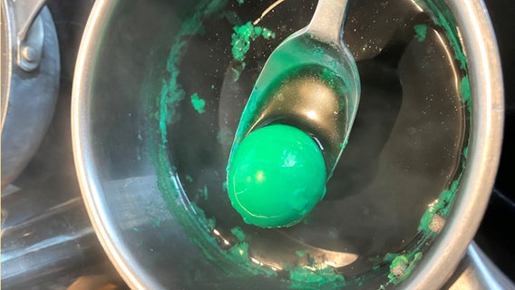 Ein Ei wird in einer Schüssel grün gefärbt - eat.READ.sleep Folge 27 © NDR Foto: Katharina Mahrenholtz