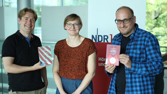 Covergestalterin Antje Haack (Mitte) mit den Podcasthosts Jan Ehlert (links) und Daniel Kaiser (rechts) im Studio von NDR Kultur © NDR Foto: Ekaterina Shurygina