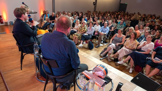 Die Hosts Daniel, Jan und Katharina vor Publikum bei einer Live-Session vor Gästen im Münchner Literaturhaus © NDR / Catherina Hess Foto: Catherina Hess