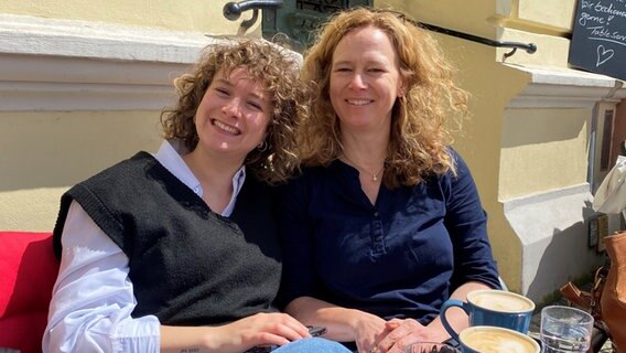 Julia Kaiser und Birgit Laabs in einem Café in Stralsund. © NDR 