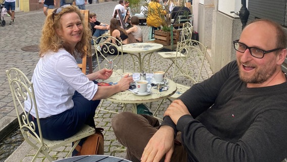 Birgit und Daniel erkundeten während der Sommertour die Stadt Freiburg. © NDR 