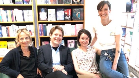 Während der Sommertour haben Jan und Katharina die gemütliche Buchhandlung Bücherberg in Dresden besucht. © NDR 
