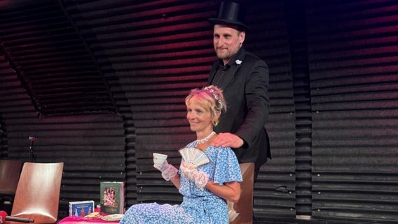 Bridgerton-Stimmung bei den eat.READ.sleep. Hosts Daniel und Katharina. © NDR 
