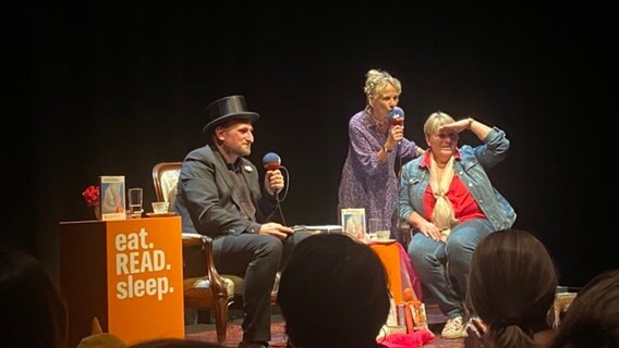 In Münster zauberten Daniel und Katharina noch einmal Bridgerton-Atmosphäre auf die Bühne des Theaters "Pumpenhaus". © NDR 