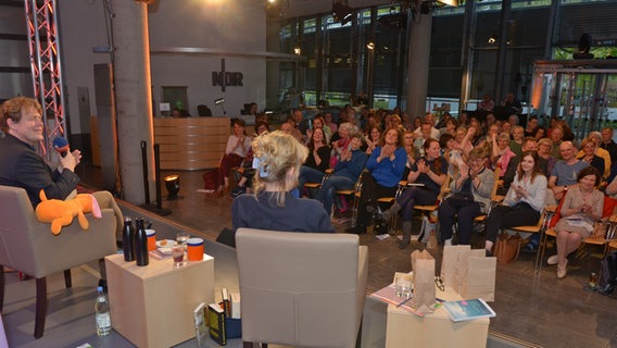 Der Literaturpodcast eat.READ.sleep mit Jan Ehlert und Katharina Mahrenholtz zu Gast im Landesfunkhaus Schwerin mit Publikum Der Literaturpodcast eat.READ.sleep mit Jan Ehlert und Katharina Mahrenholtz zu Gast im Landesfunkhaus Schwerin mit Publikum © NDR Foto: Patricia Batlle