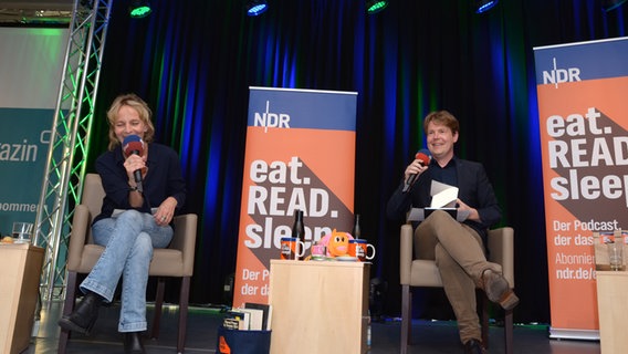 Katharina Mahrenholtz und Jan Ehler vom Literaturpodcast eat.READ.sleep zu Gast im Landesfunkhaus Schwerin mit Publikum © NDR Foto: Patricia Batlle