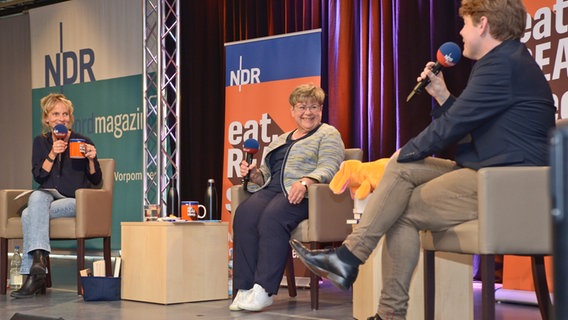 Anne Steinhäuser unterhält sich mit den Hosts Katharina Mahrenholtz und Jan Ehlert über Romane und den eat.READ.sleep-Lesekreis in Schw © NDR Foto: Patricia Batlle