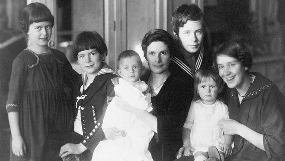 Katharina Hedwig Mann (Katia Mann), Frau des Schriftsteller Thomas Mann, mit ihren sechs Kindern um 1925 © picture-alliance / brandstaetter images/Austrian Archives 