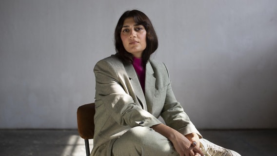 Die Autorin Fatma Aydemir im Porträt.  Foto: Sibylle Fendt