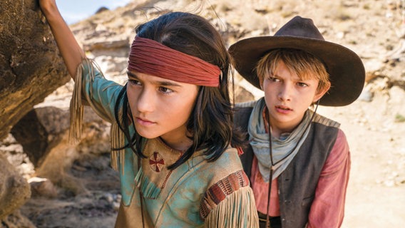 Mika Ullritz als Winnetou und  Milo Haaf als Tom Silver in einer Szene des Films "Der junge Häuptling Winnetou" © Leonine/dpa 