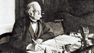 Der Schriftsteller Theodor Fontane (30.12.1819 -20.9.1898) an seinem Schreibtisch. (Photographie, um 1895) © picture alliance/akg-images Foto: akg-images