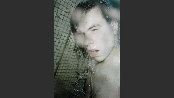me in the shower, 1990 © 2020 Wolfgang Tillmans, Berlin/London / Taschen Verlag 