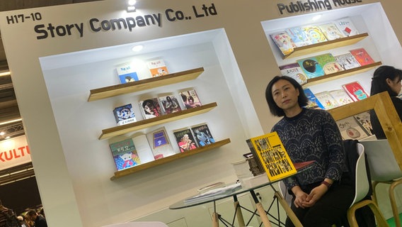 Stand des koreanischen Story Company Co., Ltd Verlages auf der Frankfurter Buchmesse 2023 © NDR.de / Christina Grob Foto: Christina Grob