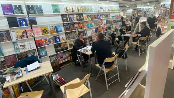 Verkaufs- und Verlagsgespräche auf der Frankfurter Buchmesse 2023 © NDR.de / Christina Grob Foto: Christina Grob