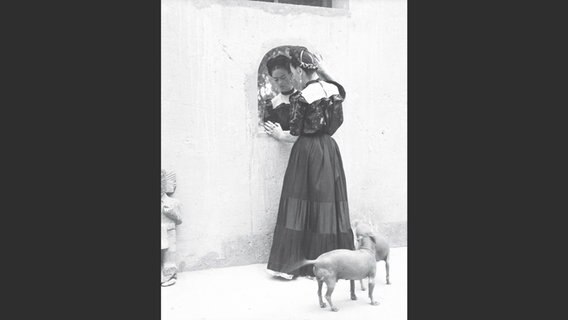 Lola Alvarez Bravo: Frida Kahlo im Patio der Casa Azul mit ihren Itzcuintli-Hunden, Mexico City, um 1944 © courtesy Throckmorton Fine Art Inc., New York / Schirmer/Mosel Foto: Lola Alvarez Bravo