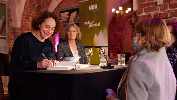 Lucy Fricke signiert Bücher. © Heinekomm Foto: Maren Janning