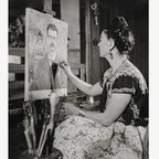 Frida zeichnet das Porträt ihres Vaters Guillermo Kahlo, 1951 © 2010 Banco de México en su carácter de Fiduciario en el Fideicomiso relativo a los Museos Diego Rivera y Frida Kahlo / Prestel Verlag Foto: Gisèle Freund